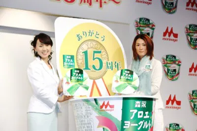 キャンペーンパッケージになったことに照れる東尾理子選手（写真左）と菅山かおる選手（同右）