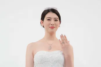 三吉彩花、人生初のウエディングドレス姿で“美デコルテ”披露