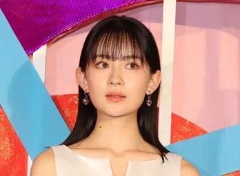 かわいすぎる…畑芽育、木に抱きつくオフショットに「切実にその木になりたい」「横顔綺麗すぎる」の声