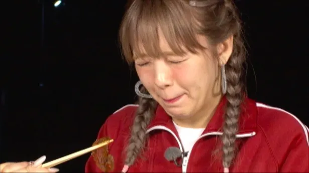 【写真を見る】オオマリコケムシを食べる藤田ニコルの表情に変化が…！