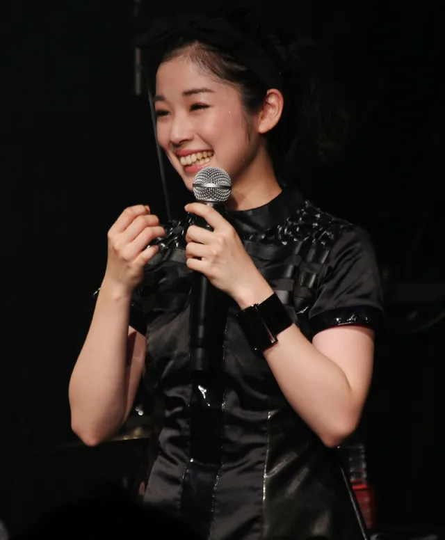 傳彩夏は、ニューアルバムの話題で「ちょっと、におわせて」とファンを期待させる