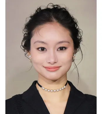 忽那汐里、透き通るような美肌のデコルテ全開ドレス姿に「健康的な美しさ」「カワイイ」の声