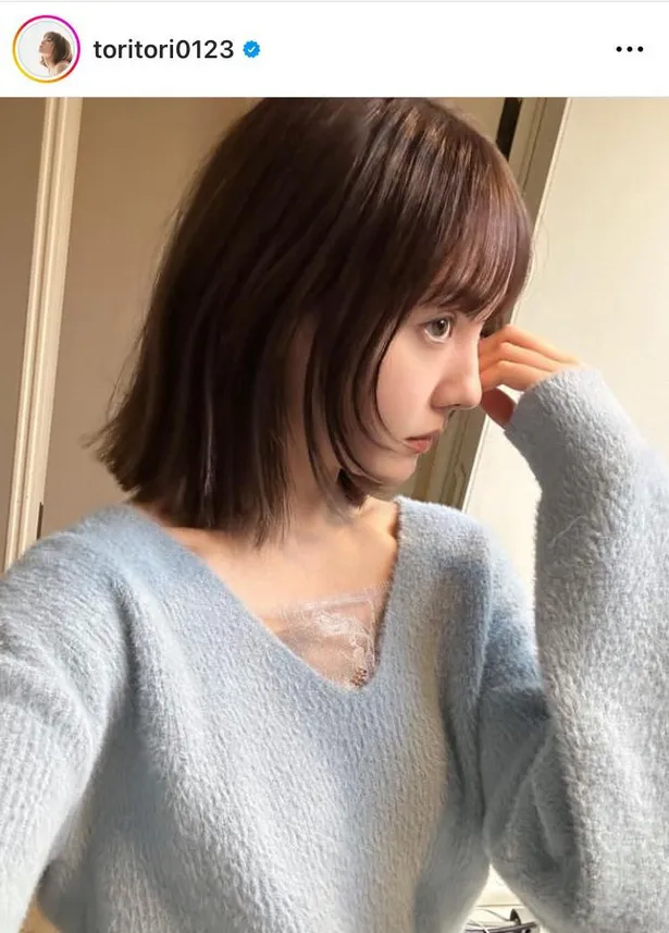  トリンドル玲奈、美デコルテから胸元あらわなVネックニットのアザーカット