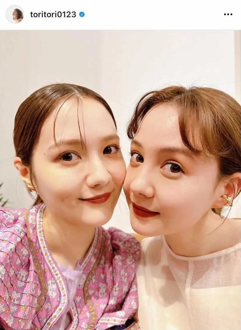 トリンドル玲奈、妹・瑠奈と密着ツーショット