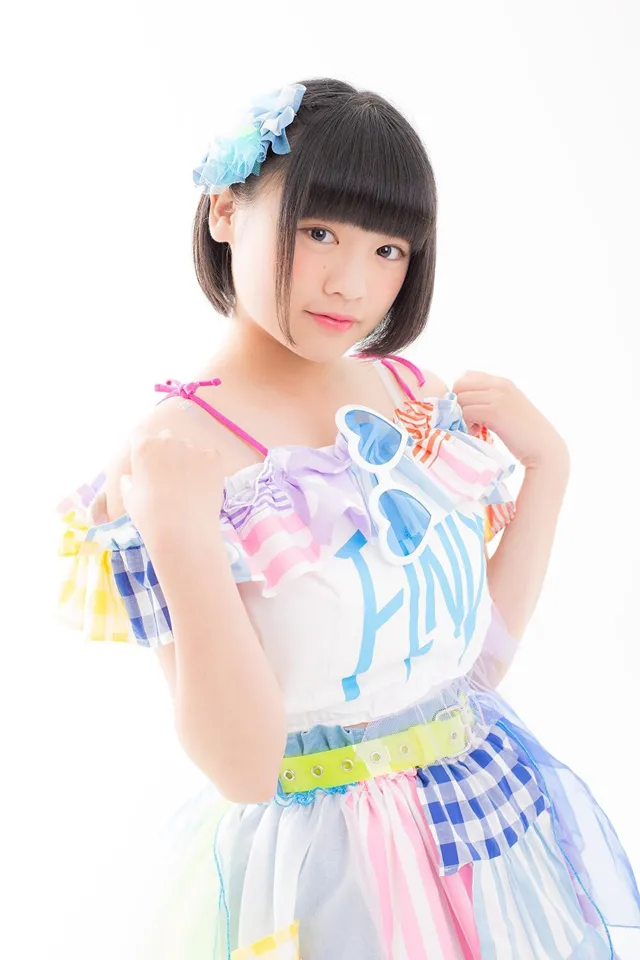 亜桜しおんは'01年3月23日生まれの16歳。埼玉県出身、O型、身長151cm