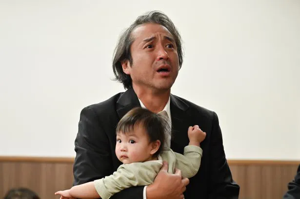 【写真】子どもを抱き締めながら悲しみに暮れる男・伴を演じるムロツヨシ