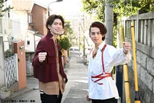 「暴太郎戦隊ドンブラザーズ」樋口幸平＆「王様戦隊キングオージャー」酒井大成が東京・新宿の坂を全力疾走＜全力坂＞