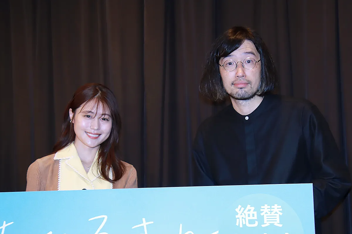 「ちひろさん」初日舞台あいさつに登場した有村架純と今泉力哉監督(写真左から)