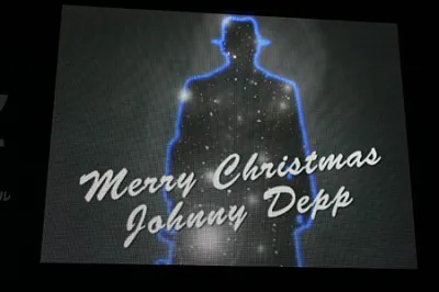クリスマス・ツリーに見立てたジョニー・デップのシルエットが、映画「パブリック・エネミーズ」のジャパンプレミアに出現