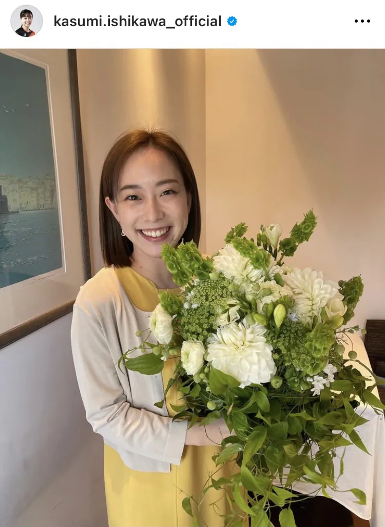 変わらぬ美しさ…白い花束を持ち笑顔で30歳の誕生日を報告する石川佳純 