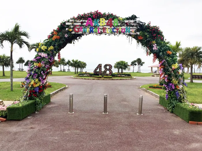 「豊崎美らSUNビーチ」の入り口には、ファンを出迎えていたはずの花で彩られたゲートが