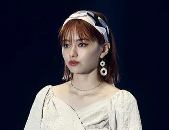 “舞香様!美しすぎる…”山本舞香、首筋から鎖骨全開の色っぽい黒ドレスに「えぐかわ」「超絶美人」と反響