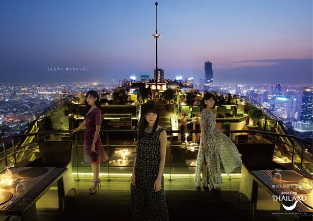 齋藤飛鳥、堀未央奈、新内眞衣は、宿泊先のホテル最上階にあるルーフトップバーで撮影
