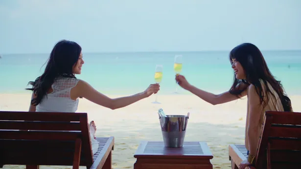 プロモーション動画の場面写真。白石と松村がシャンパンを手に大人の雰囲気