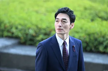 草なぎ剛“鷲津”が怒りに震える…事件を隠ぺいさせた相手と直接対決<罠の戦争>