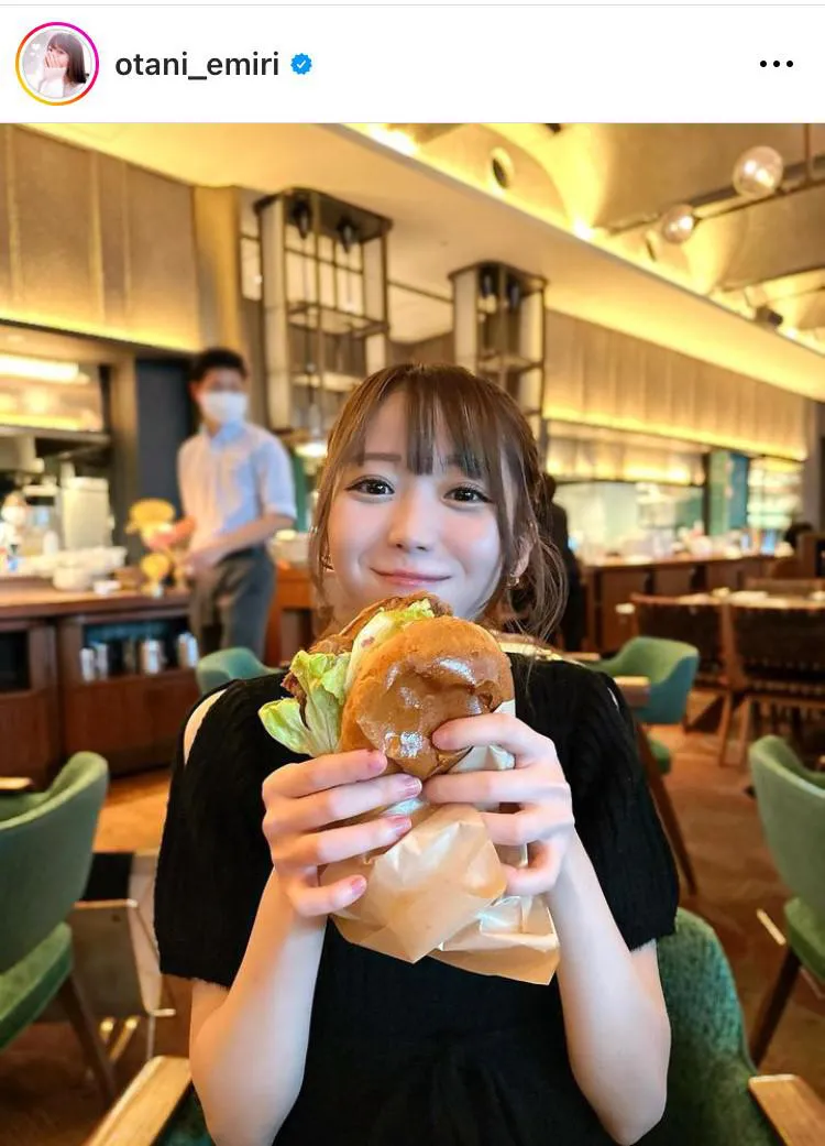 大谷映美里、大きなハンバーガーが顔より大きい…！