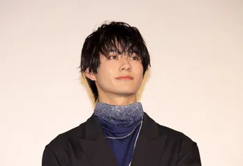 前田拳太郎、両手のパンを頬に寄せ、幸せそうなエプロン姿に「最強にかわいい」「ホントいい笑顔」の声