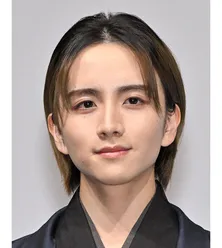 目線も血管も完璧…板垣李光人、映画「なのに、千輝くんが甘すぎる。」オフショットにファン悶絶