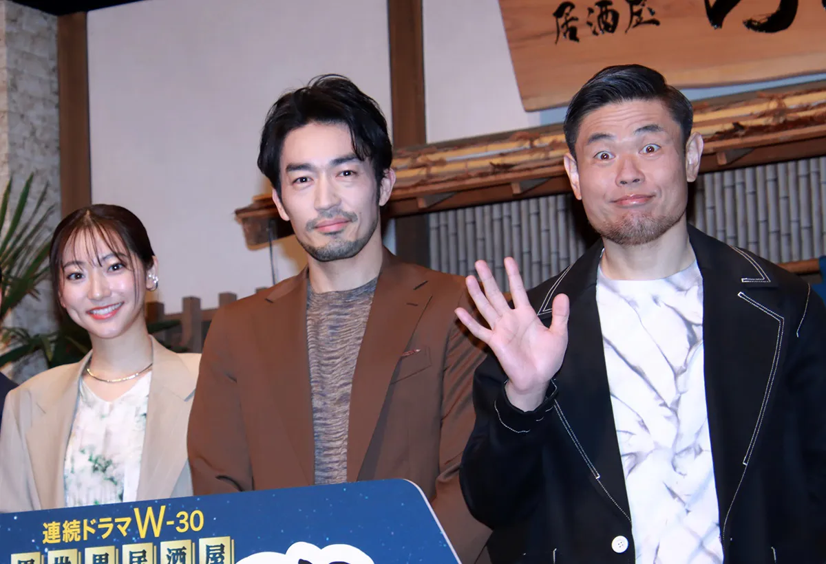 トークショーに登場した武田玲奈、大谷亮平、品川ヒロシ(写真左から)