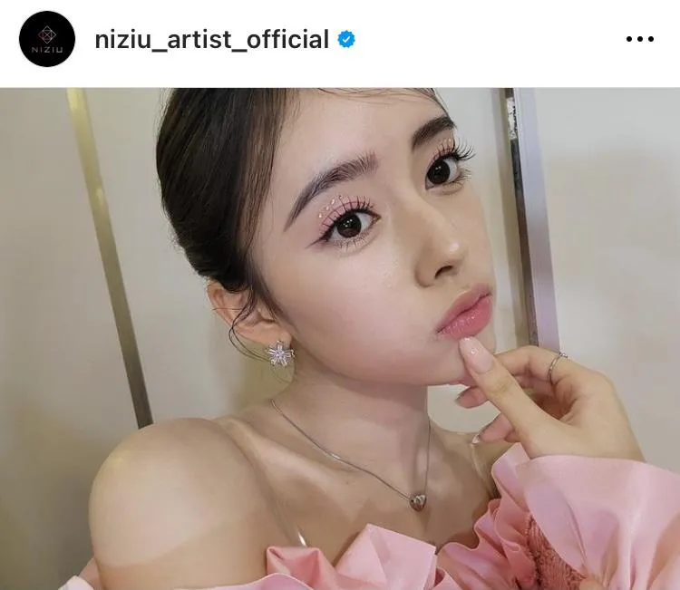 輝く美肌…ピンクメイク＆ピンク衣装姿のNiziU・リマ