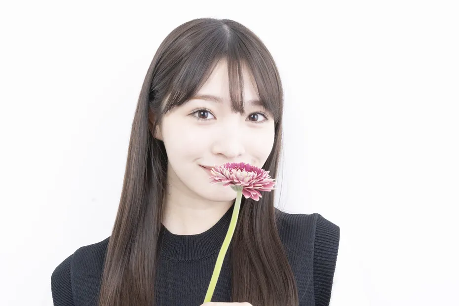 【写真】花を持ちポーズをする中川紅葉
