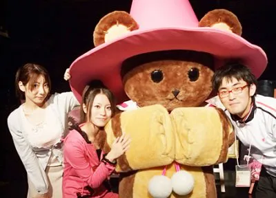 マスコットキャラクターのタイニーと共に記念撮影する原田ひとみ、安部美央、竹内幸輔（写真左から）