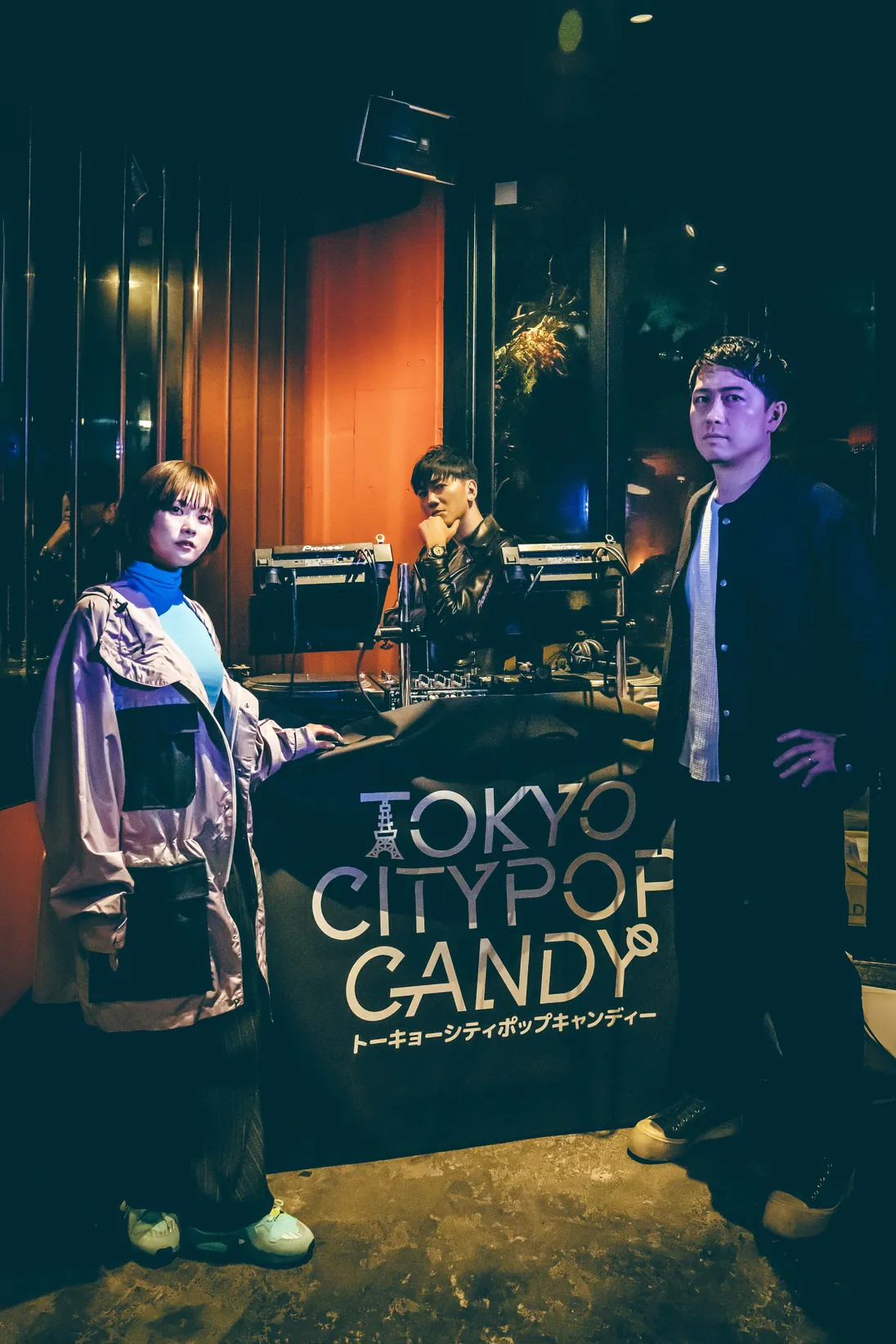 TOKYO CITYPOP CANDY、メインボーカルの夕七（写真左）、ミュージックプロデューサーのTeddyLoid（写真中央)とCarlos K.(写真右)