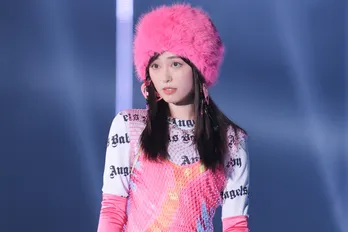 福原遥、キュートなウインクで観客を釘付けに ピンク基調のカラフルなコーディネート披露<TGC>