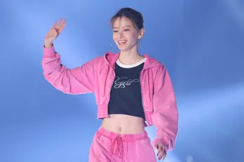 山本舞香、ビビッドピンクのヘソ出しスポーティーコーデでランウエー登場<TGC>