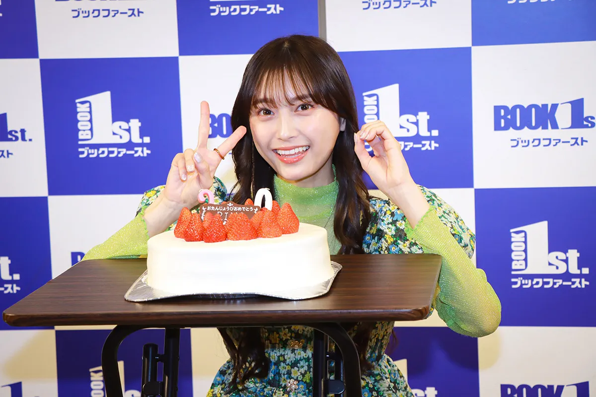 小山璃奈が、3月4日の誕生日にカレンダーをリリースした