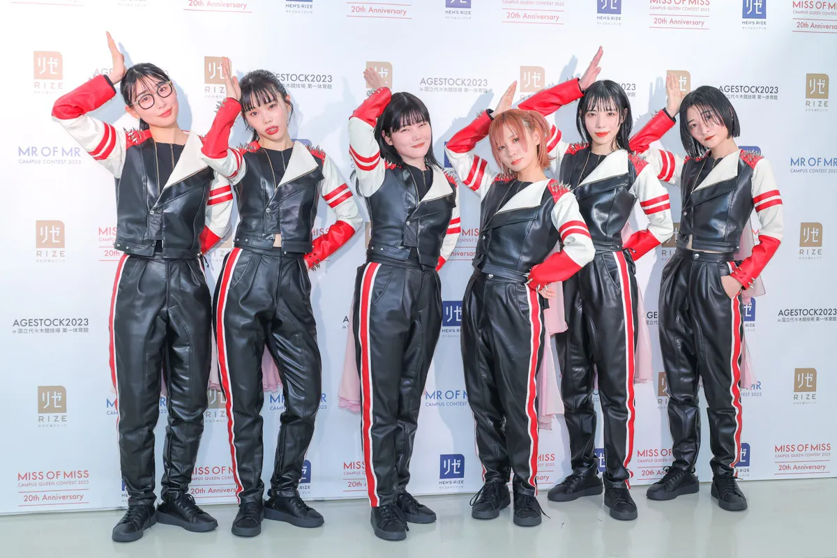 ライブ後に囲み取材に応じたBiSH