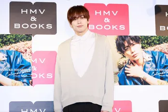 東啓介「普段の撮影では着ないから新鮮」ピンク×紫のド派手なスーツ姿を披露