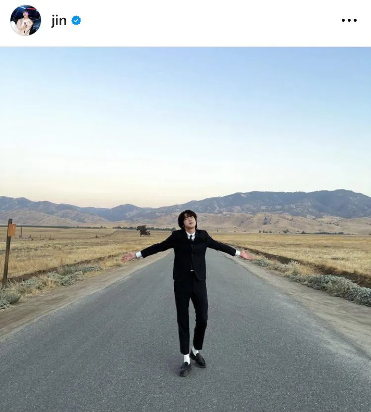  ※JINオフィシャルInstagram(jin)より