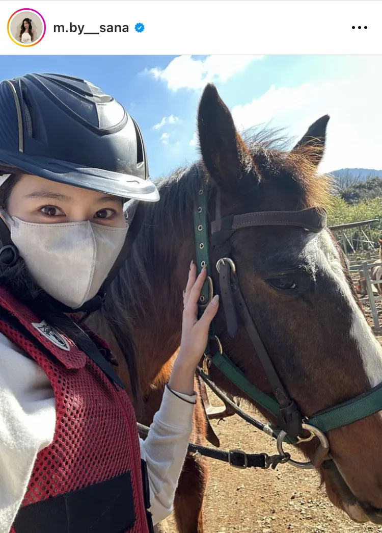 念願の乗馬…かわいい馬との2ショットを公開するTWICE・サナ