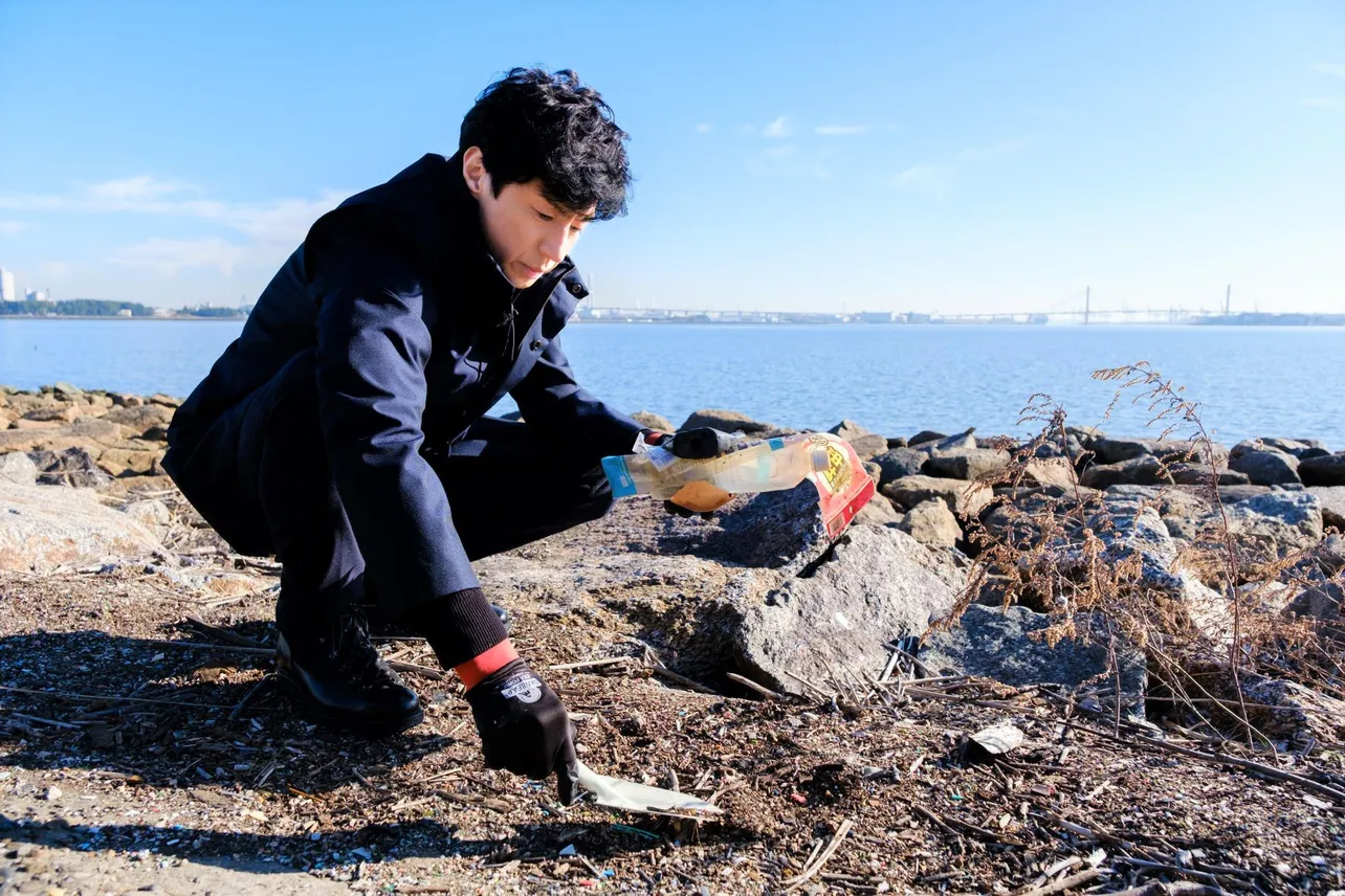 【写真】自ら足を運び、一生懸命に作業する東山紀之