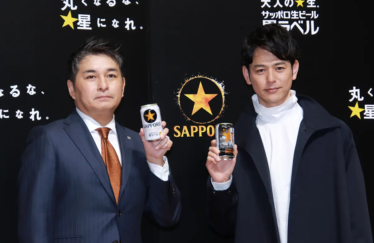 「サッポロビール株式会社」の武内亮人氏とCMキャラクターの妻夫木聡(写真左から)