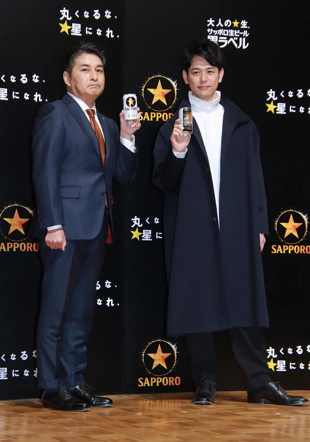 「サッポロビール株式会社」の武内亮人氏とCMキャラクターの妻夫木聡(写真左から)