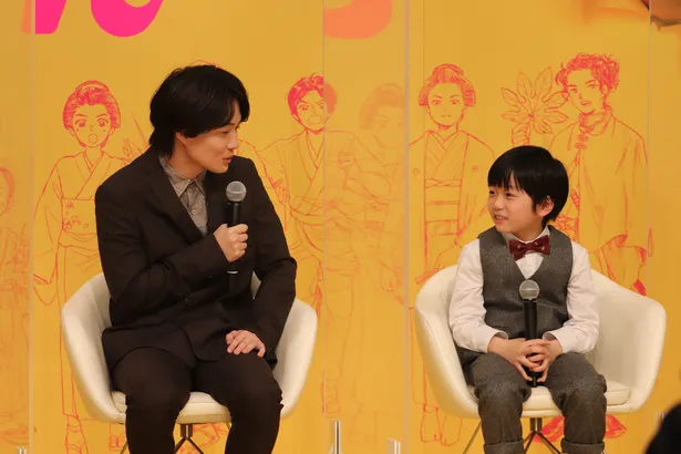 【写真】神木隆之介、子役・森優理斗に優しくほほ笑む