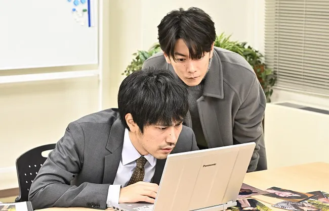 金曜ドラマ「100万回 言えばよかった」に出演する(左から)松山ケンイチ、佐藤健
