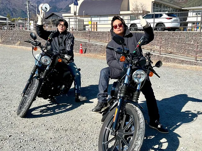 【写真】印象ガラリ…バイクにまたがる桐山照史＆藤井流星