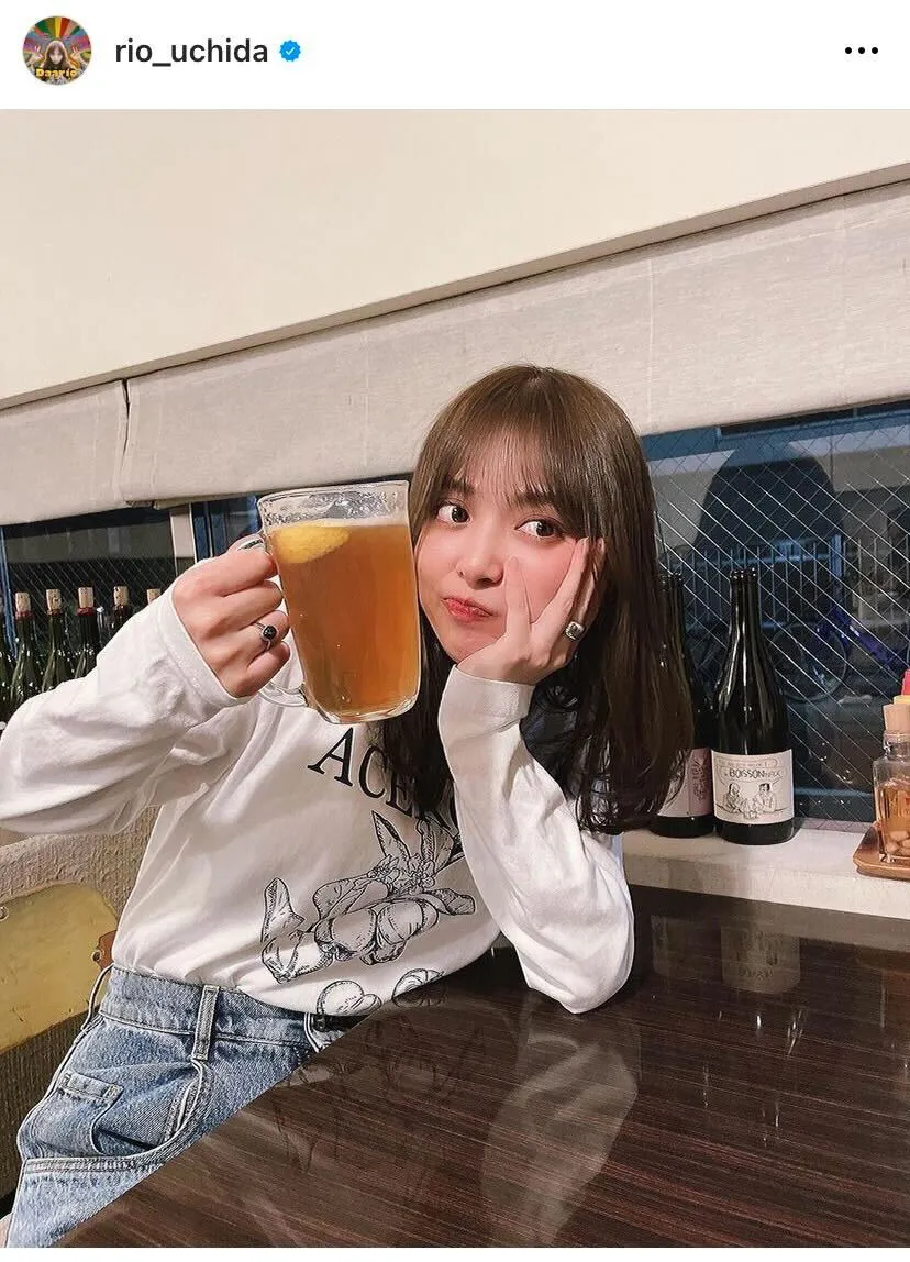 “早く乾杯しよー”内田理央の乾杯待ちショット