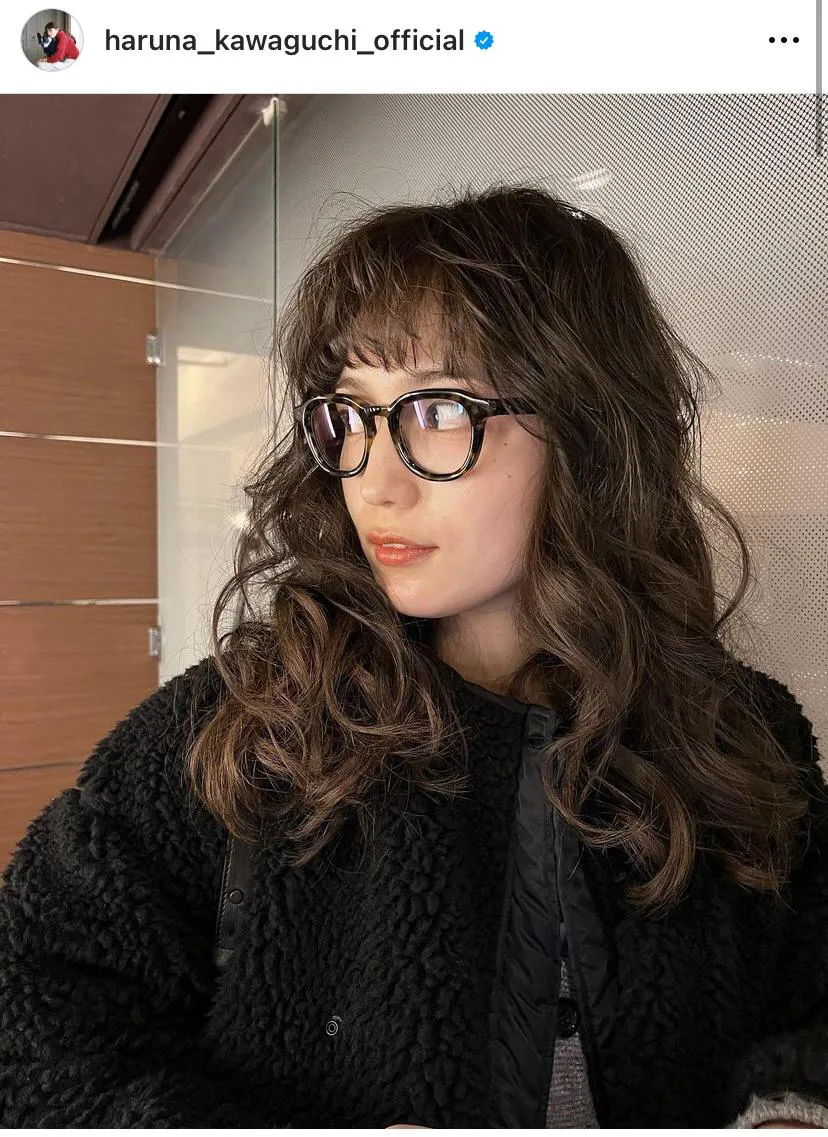 【写真】“クルクル”パーマヘアで、ごつめの黒縁メガネをかけた川口春奈