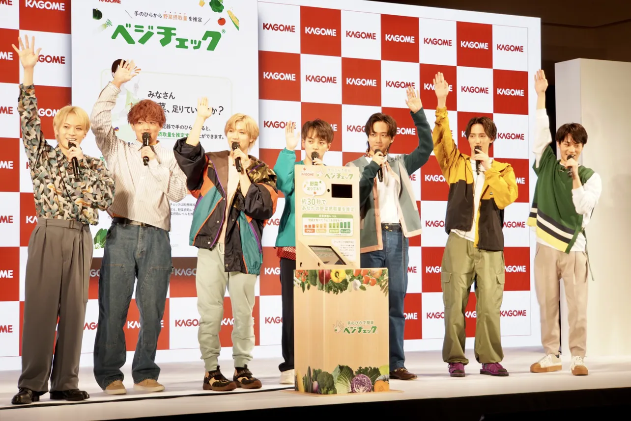 【写真】トーク中に一斉に挙手するTravis Japan