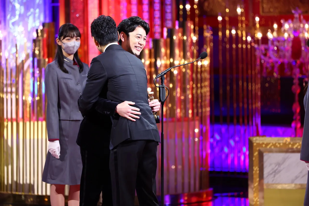 【写真】西島秀俊と抱き合う最優秀主演男優賞を受賞した妻夫木聡