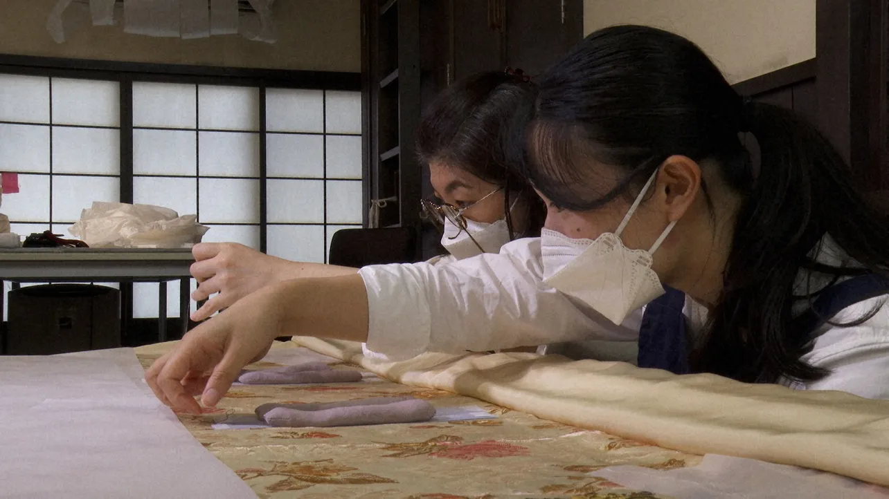 京都での大礼服の修復作業の様子 