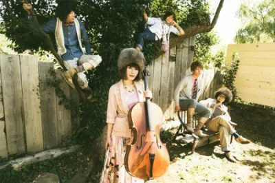 注目の5人組音楽団・のあのわ。写真左よりゴウ（ギター）、Yukko（ボーカル＆チェロ）、本間シュンタ（ドラム）、青山リク（キーボード）、nakame（ベース）