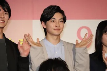 高橋文哉、仲を深めた南沙良・前田旺志郎・前田拳太郎・河村花の5人で、笑顔と涙のクランクアップ＜女神の教室＞