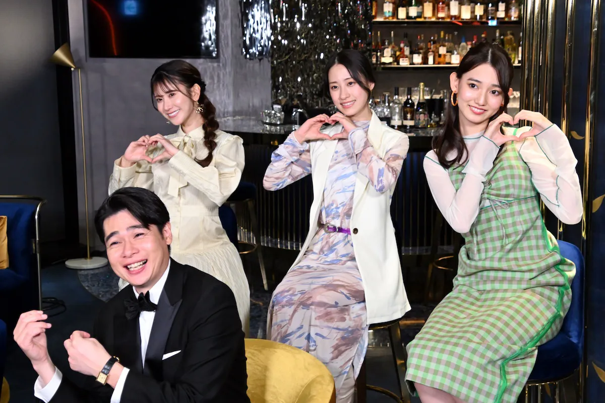 MCの吉村崇(写真前列）とにしたんガールズの名取くるみ、澄田綾乃、黒木麗奈(写真左より)
