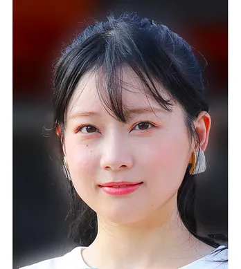 重盛さと美、足を上げて裏が丸見え…不思議ポーズショットに「珍しいなぁ」と反響