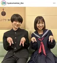 “おばけピース”をする新井美羽＆坂元愛登